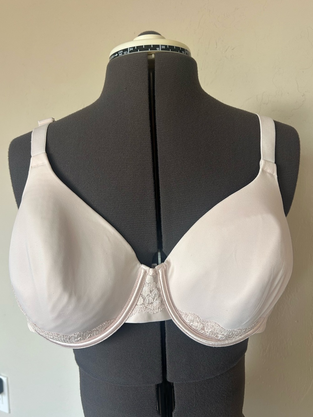Women’s beige Curvation bra size 44C (1901)